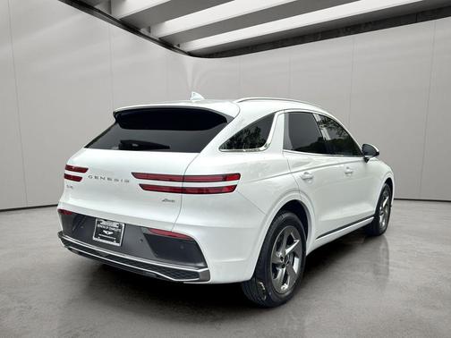Uyuni White 2026 Genesis GV70 2.5T