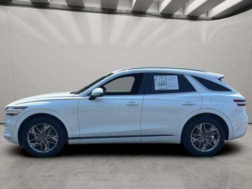 Uyuni White 2022 Genesis GV70 2.5T