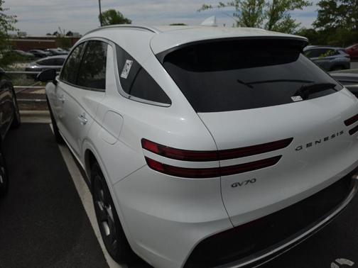 Uyuni White 2026 Genesis GV70 2.5T