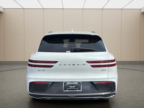 Uyuni White 2026 Genesis GV70 2.5T