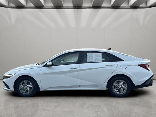 White 2025 Hyundai ELANTRA SE