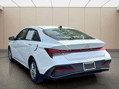 White 2025 Hyundai ELANTRA SE