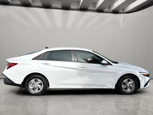 White 2025 Hyundai ELANTRA SE