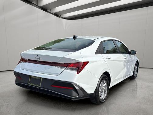 White 2025 Hyundai ELANTRA SE