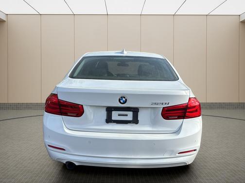 Alpine White 2017 BMW 320 i
