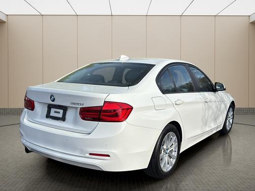 Alpine White 2017 BMW 320 i