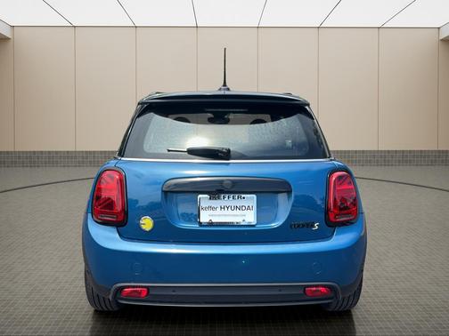 Island Blue Metallic 2023 MINI SE Hardtop