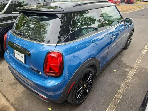 Island Blue Metallic 2023 MINI SE Hardtop
