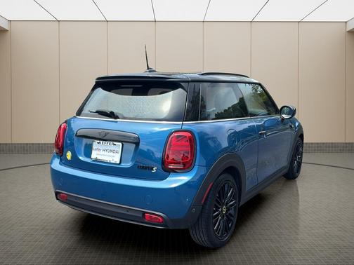 Island Blue Metallic 2023 MINI SE Hardtop