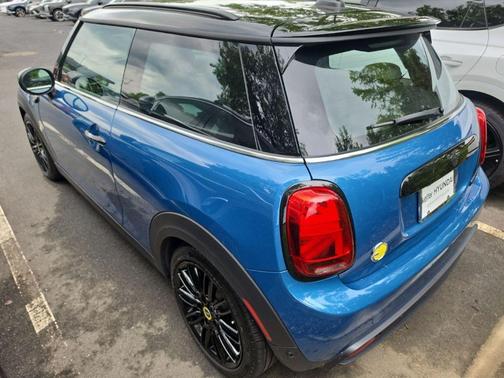 Island Blue Metallic 2023 MINI SE Hardtop