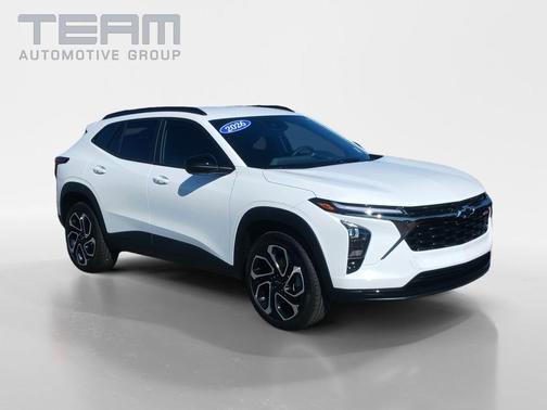 Summit White 2026 Chevrolet Trax 2RS