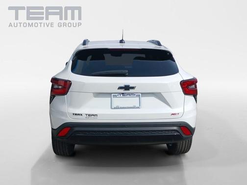 Summit White 2026 Chevrolet Trax 2RS