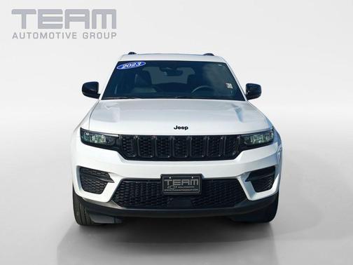 Bright White Clearcoat 2023 Jeep Grand Cherokee Altitude