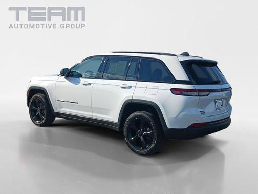 Bright White Clearcoat 2023 Jeep Grand Cherokee Altitude