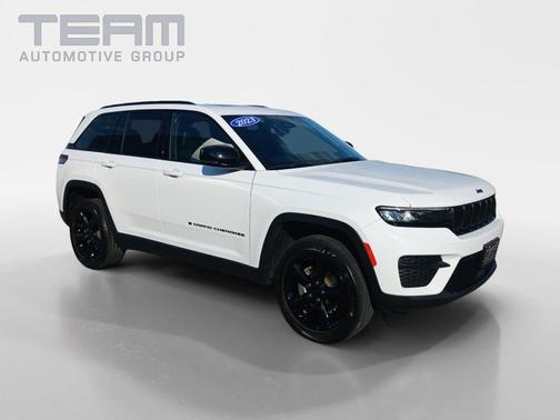 Bright White Clearcoat 2023 Jeep Grand Cherokee Altitude