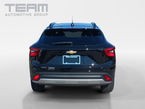 Mosaic Black Metallic 2026 Chevrolet Trax LT