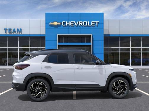 Iridescent Pearl Tricoat 2026 Chevrolet Trailblazer RS