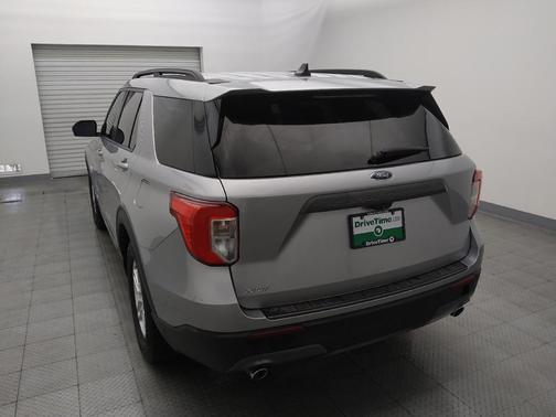 Iconic Silver Metallic 2021 Ford Explorer XLT