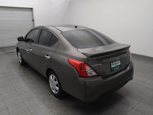 Gun Metallic 2016 Nissan Versa 1.6 SV