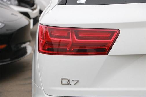 Photo 5 of 32 of 2019 Audi Q7 55 Premium Plus