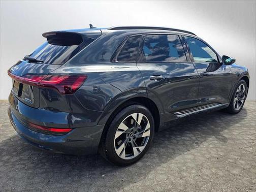2022 Audi e-tron Premium quattro