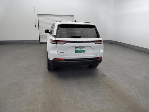 Bright White Clearcoat 2023 Jeep Grand Cherokee Altitude