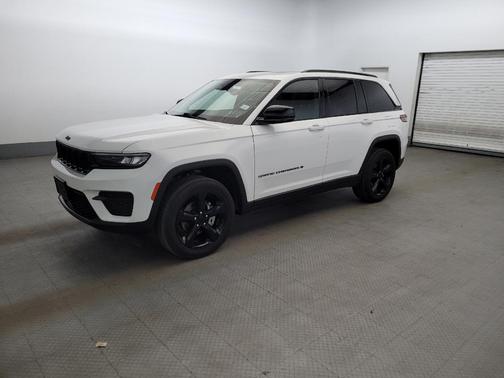 Bright White Clearcoat 2023 Jeep Grand Cherokee Altitude