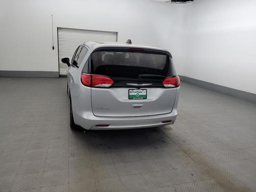 Silver Mist Clearcoat 2023 Chrysler Voyager LX