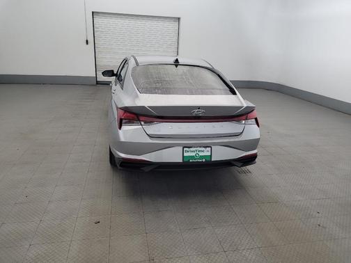 Shimmering Silver Pearl 2022 Hyundai ELANTRA SEL