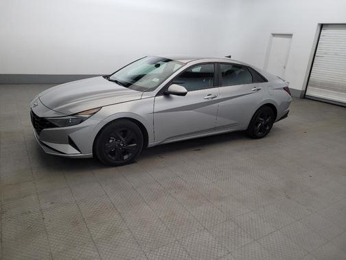 Shimmering Silver Pearl 2022 Hyundai ELANTRA SEL