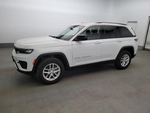 Bright White Clearcoat 2023 Jeep Grand Cherokee Laredo