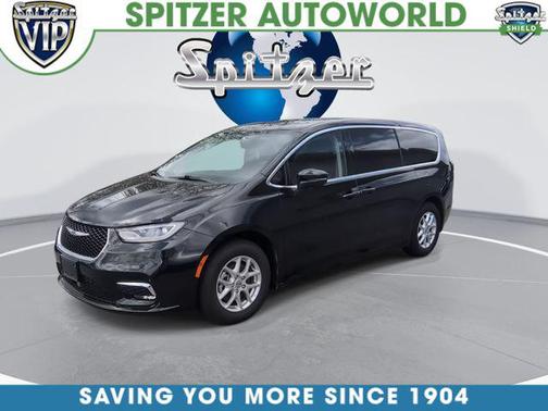 Brilliant Black Crystal Pearlcoat 2023 Chrysler Pacifica Touring L