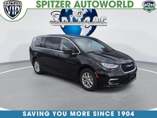 Brilliant Black Crystal Pearlcoat 2023 Chrysler Pacifica Touring L