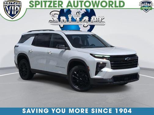 Iridescent Pearl Tricoat 2025 Chevrolet Traverse LT