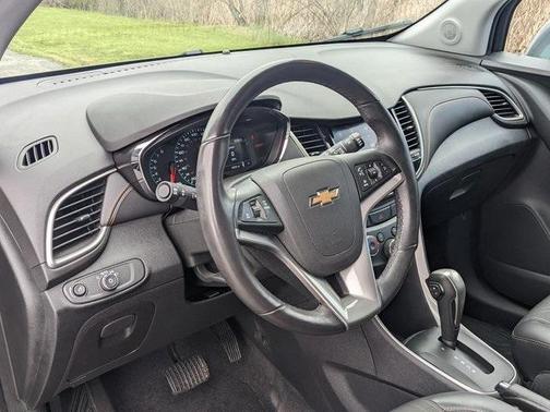 Photo 3 of 22 of 2020 Chevrolet Trax LT