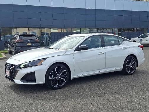 2025 Nissan Altima SR