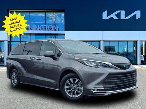 2021 Toyota Sienna XLE 8 Passenger