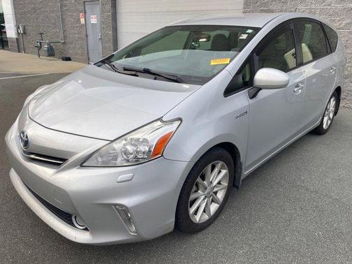 2014 Toyota Prius v Five