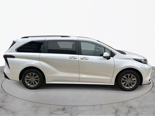 2024 Toyota Sienna XLE