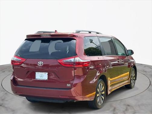 2020 Toyota Sienna XLE