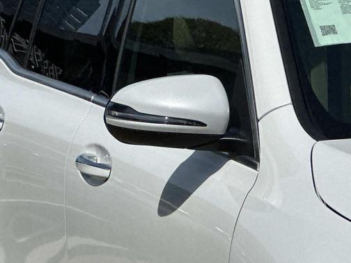 Digital White Metallic 2022 Mercedes-Benz GLB 250 4MATIC