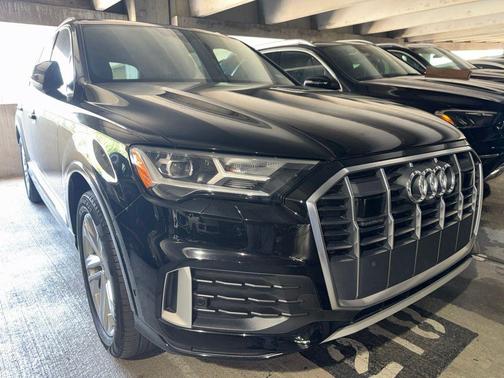 Black Metallic 2022 Audi Q7 45 Premium Plus