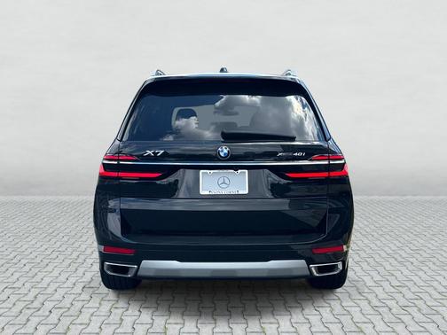 Black Sapphire Metallic 2024 BMW X7 xDrive40i