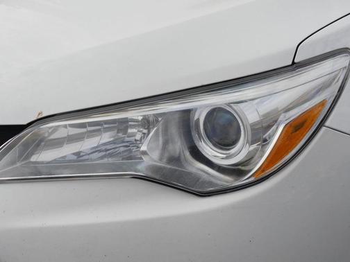 Photo 2 of 50 of 2017 Toyota Camry LE
