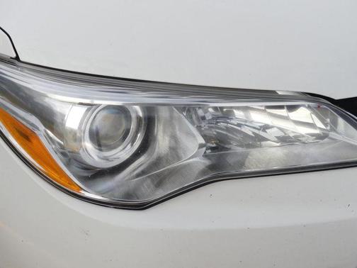 Photo 4 of 50 of 2017 Toyota Camry LE