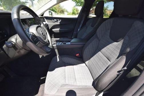 2022 Volvo XC60 Momentum