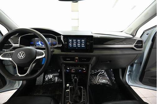 2026 Volkswagen Taos SE Black