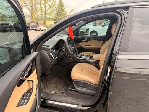 Mythos Black Metallic 2023 Audi Q7 55 Premium Plus