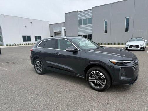 Tambora Gray Metallic 2025 Audi Q5 Premium Plus TFSI quattro S tronic