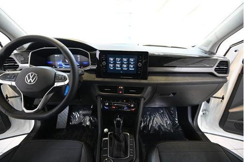 Pure White w/Deep Black Roof 2026 Volkswagen Taos SE Black